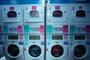 高效洗衣及乾衣機-配備美國SPEED QUEEN 商用設備，大容量、高溫殺菌、潔淨有力，洗衣更放心。