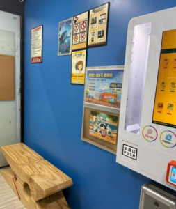 等候期間輕鬆休息 店內設有整潔的休息區,並配備24小時冷氣,為您在等候洗衣時提供舒適的環境。